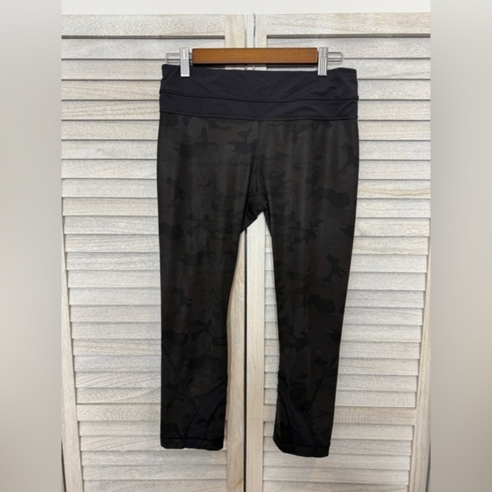 Lululemon Camo Capri Leggings Size 6
